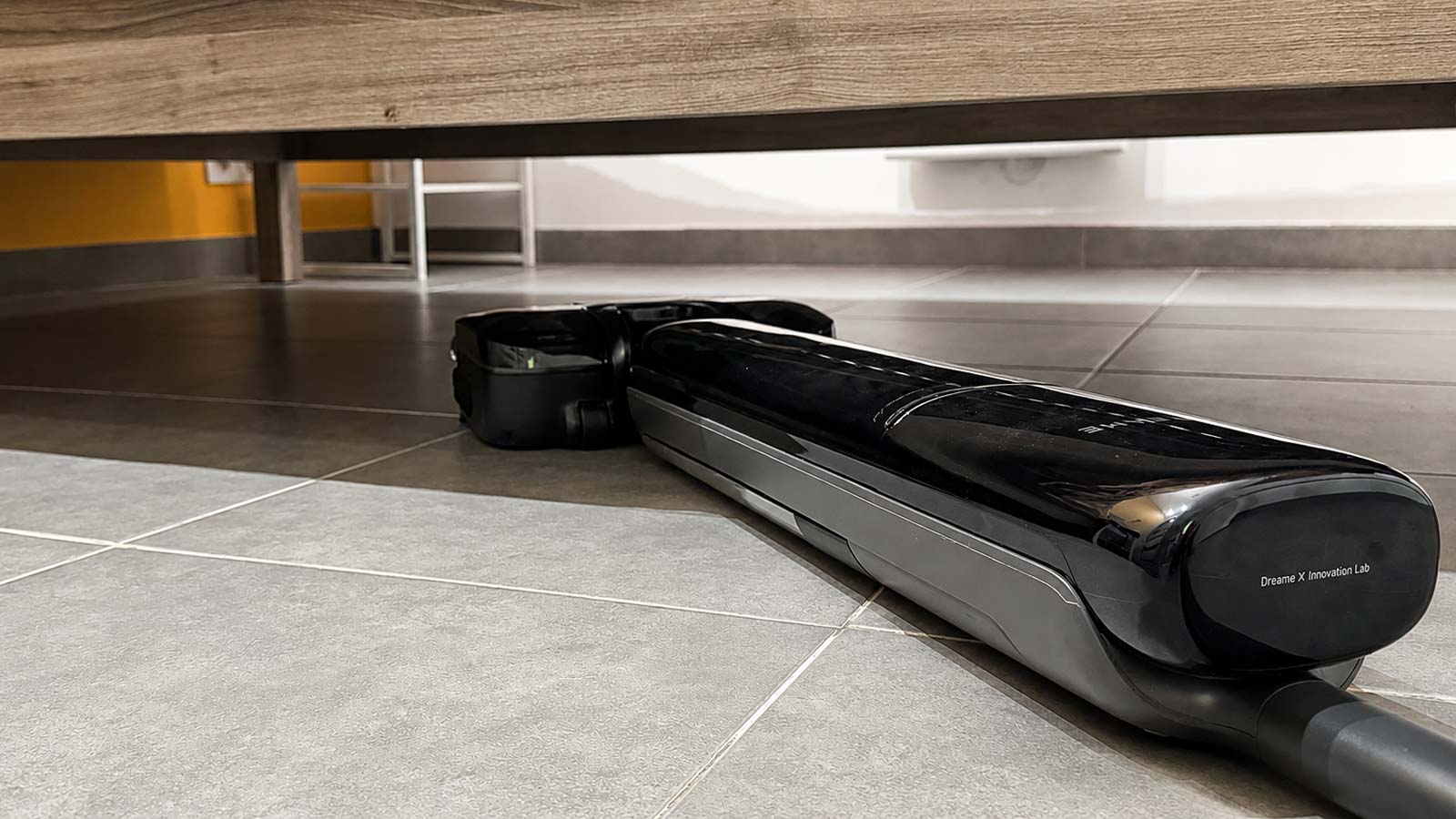Dreame T12 Pro à plat sous un lit