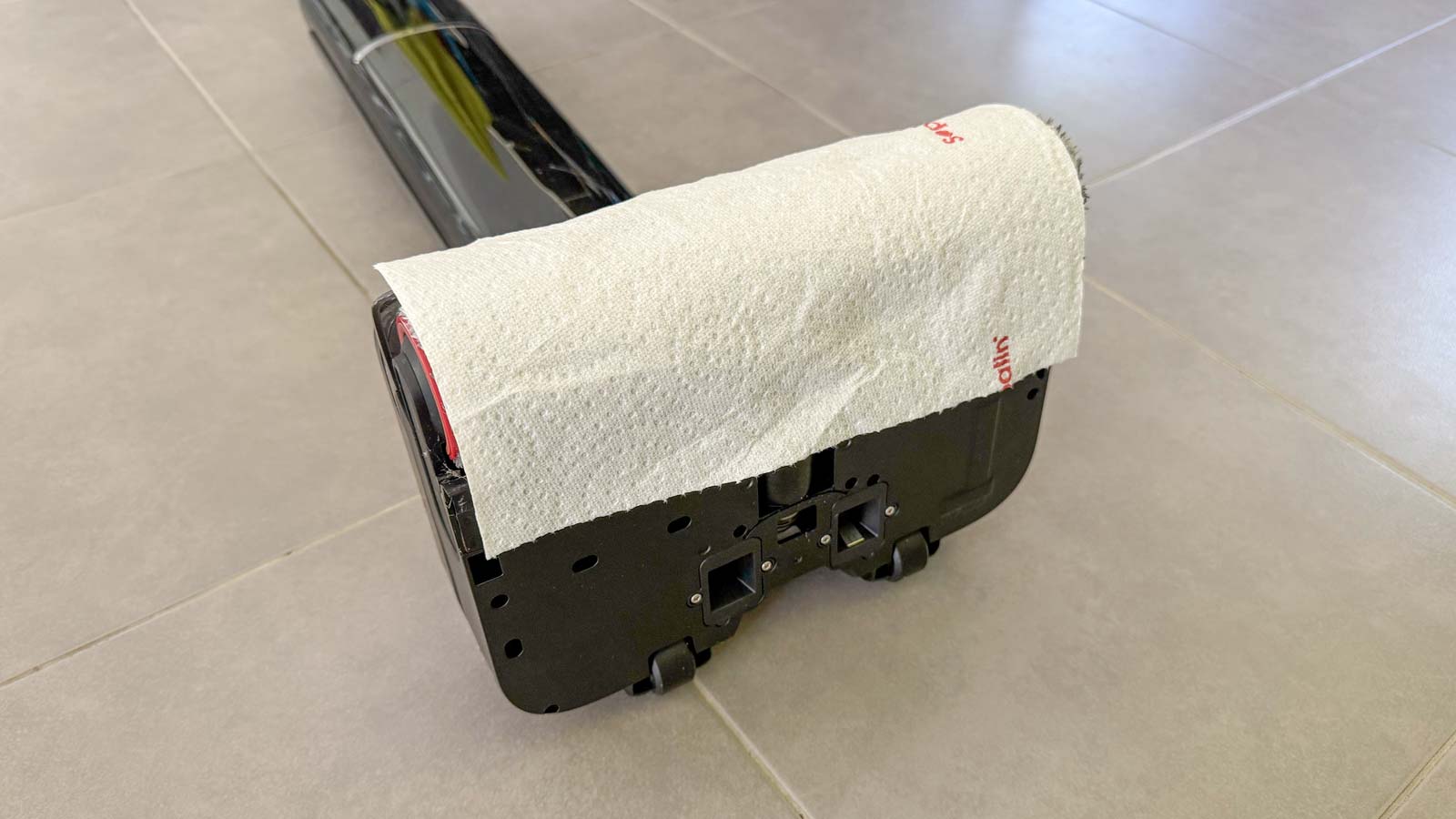 Rouleau du Dreame T12 Pro testé avec un papier absorbant après séchage