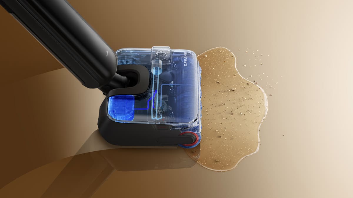 Dreame T14 Pro aspirant une flaque d’eau sur le sol