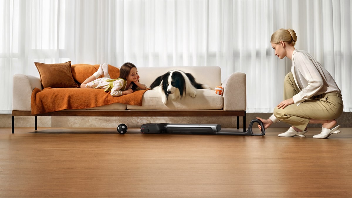 Dreame T15 Pro Heat incliné à 180 degrés sous un canapé