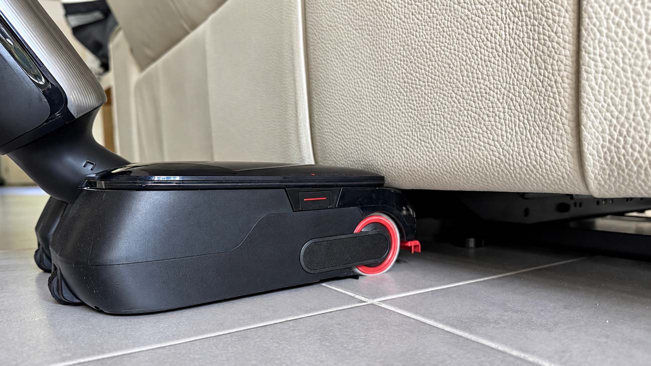 Tête de lavage du Dreame T16 Pro Heat sous un canapé