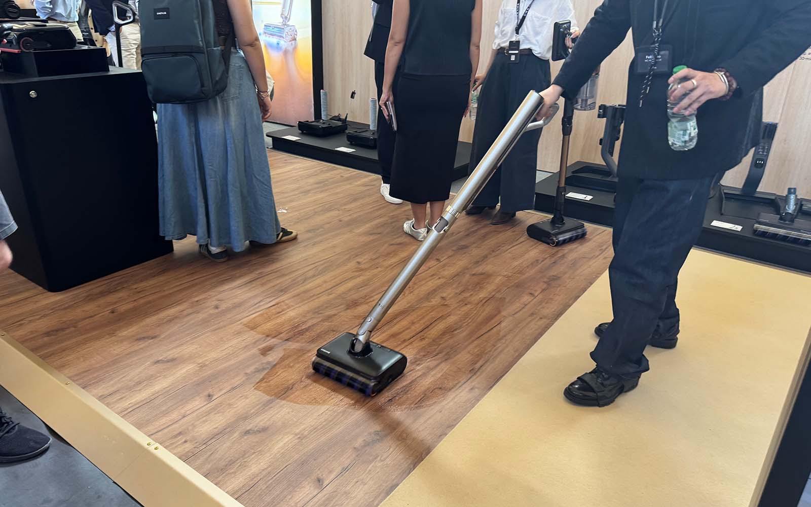 L'aspirateur balai Dreame Aqua Air-A avec sa tête lavante © Labo Maison
