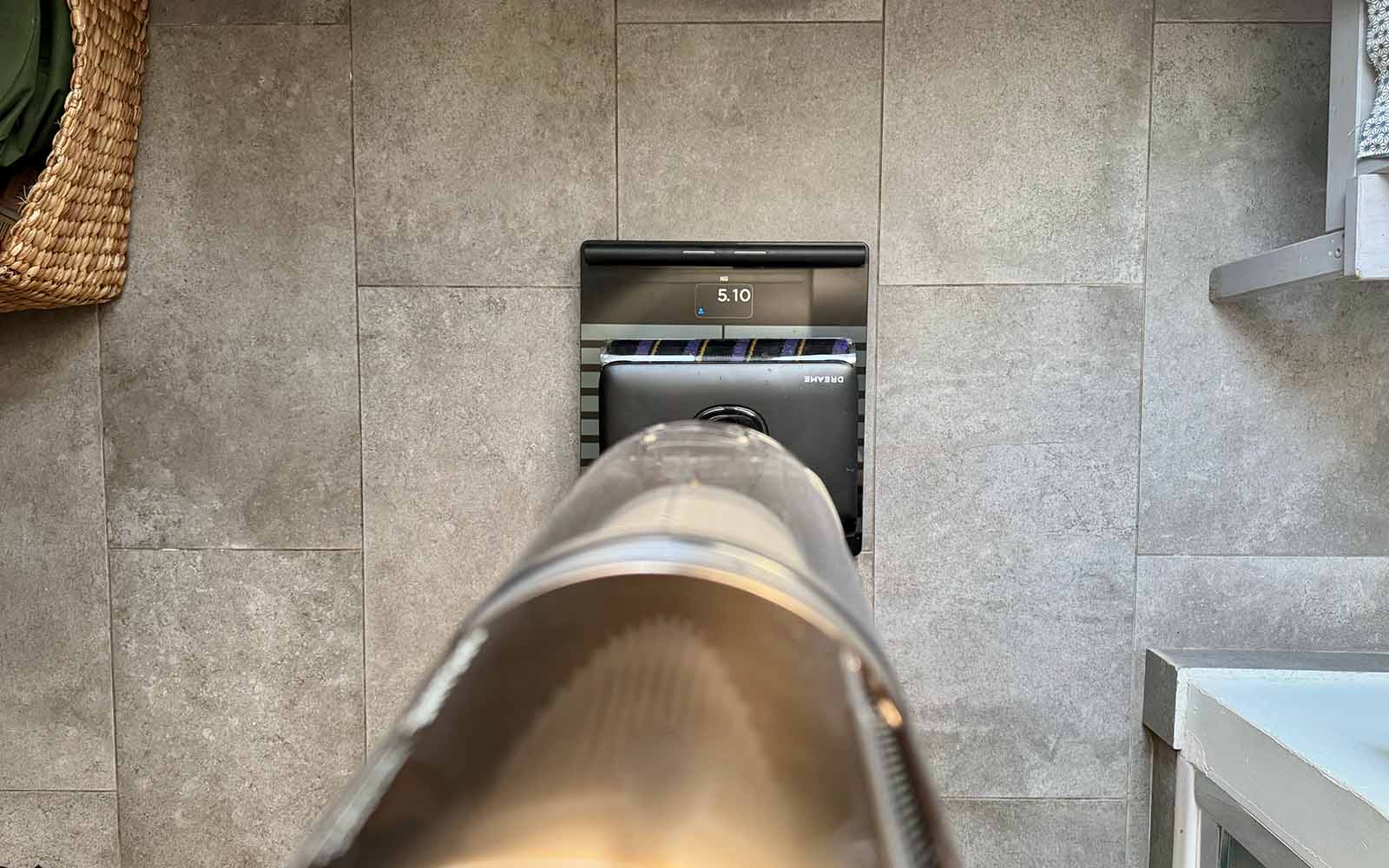 L'aspirateur balai Dreame Z30 Pro Aqua sur la balance © Labo Maison