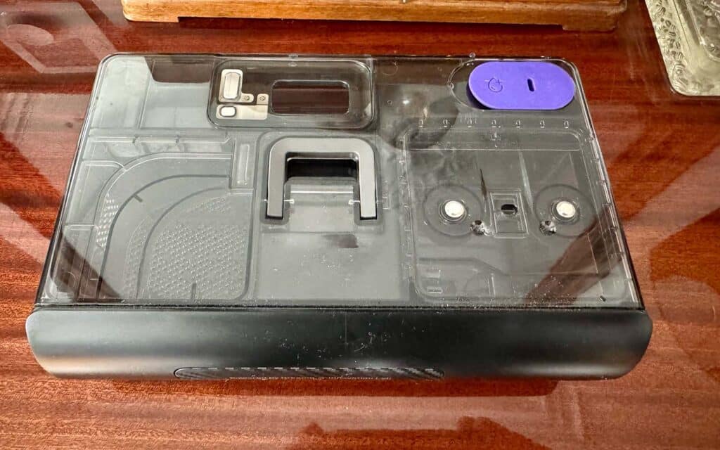 Le réservoir d'eau propre et eau sale de la tête lavante de l'aspirateur balai Dreame Z30 Pro Aqua-A © Labo Maison