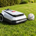 Ecovacs Goat A1600 LiDAR Pro en action dans un jardin