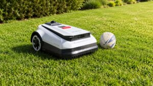 Ecovacs Goat A1600 LiDAR Pro en action dans un jardin