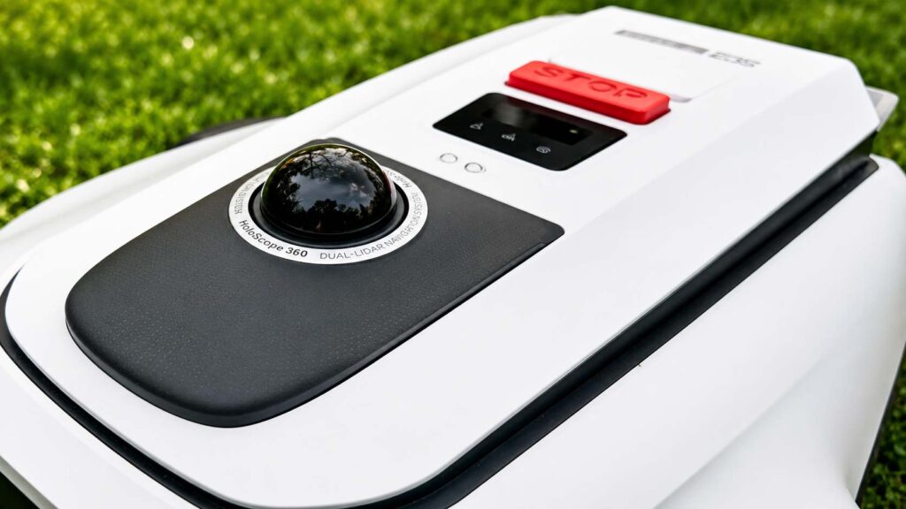 Capteur LiDAR 360° sur le dessus du robot tondeuse Ecovacs Goat A1600 LiDAR Pro