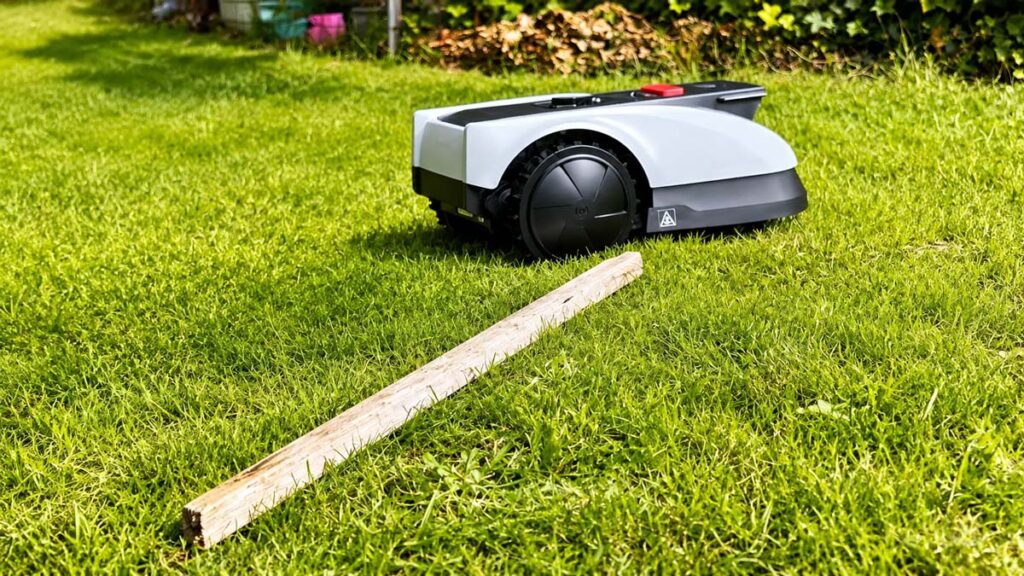 Robot tondeuse Ecovacs Goat O600 RTK face à un obstacle posé sur la pelouse