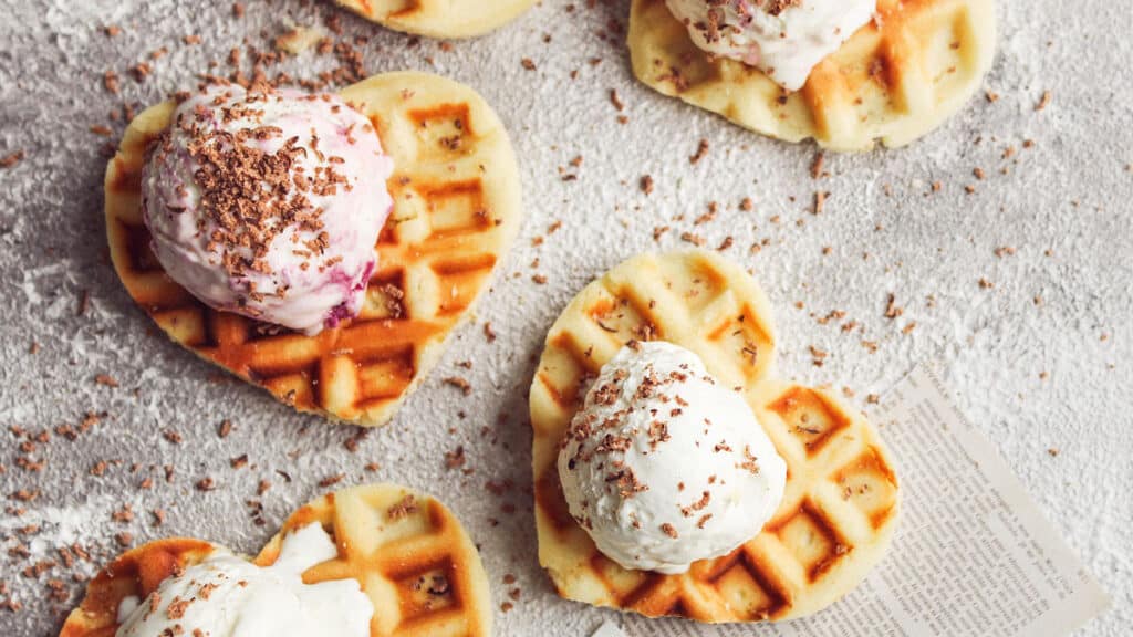 Glaces servies sur des gaufres, illustration de la texture et de la fonte des desserts glacés en été