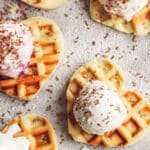Glaces servies sur des gaufres, illustration de la texture et de la fonte des desserts glacés en été