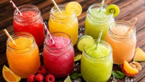 Granités colorés servis dans plusieurs bocaux en verre pour illustrer notre comparatif des machines à granité
