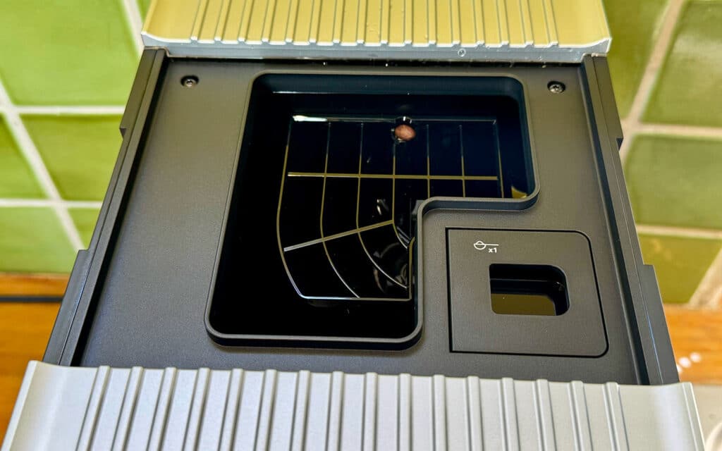 Le réservoir du broyeur de la KitchenAid KF4 © Labo Maison