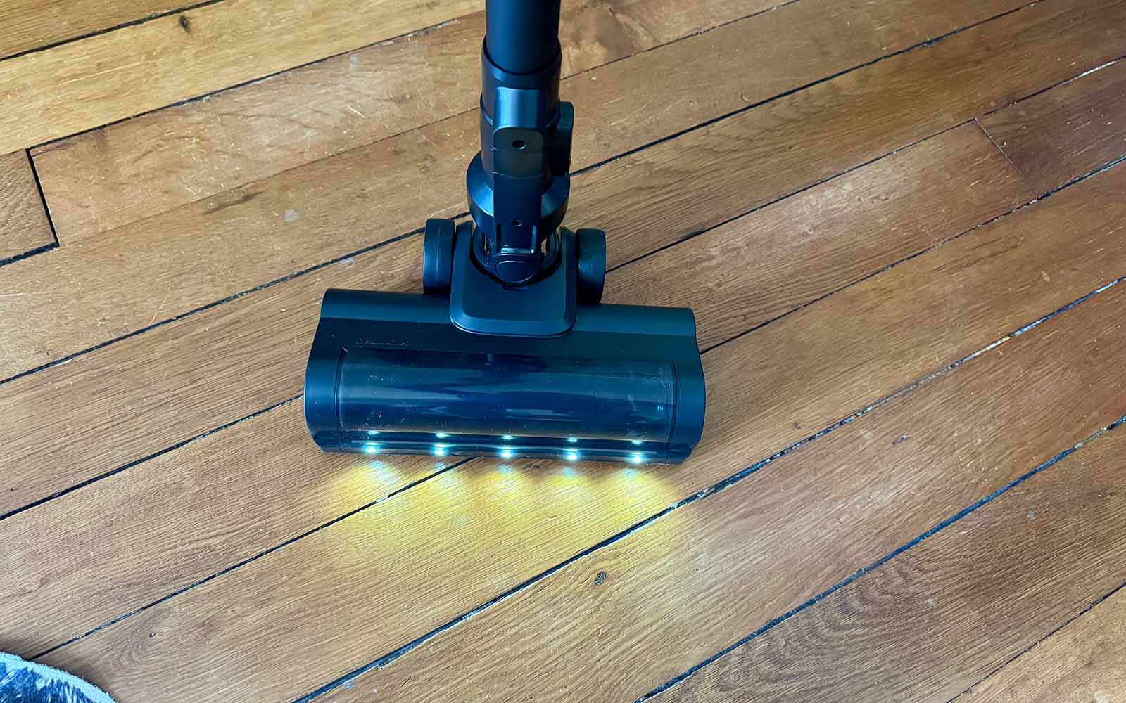 La brosse motorisée avec Led du Lidl Silvercrest Aspirateur balai sans cyclonique sans fil Shaz 22.2 G8 © Labo Maison