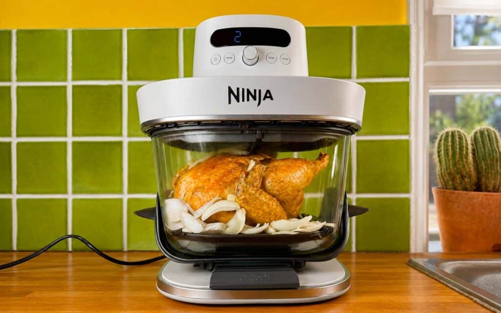 La cuisson d'un poulet entier dans l'airfryer Ninja Crispi Pro © Labo Maison
