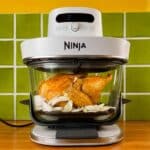 La cuisson d'un poulet entier dans l'airfryer Ninja Crispi Pro © Labo Maison