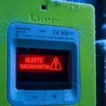 Compteur électrique affichant une alerte rouge pour illustrer les jours rouges de l’option Tempo d’EDF