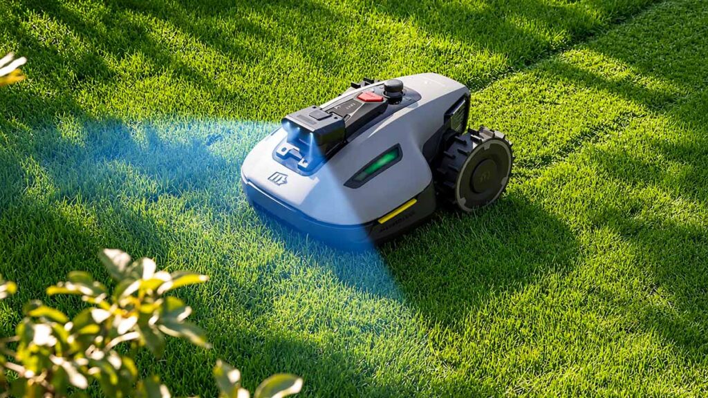 Robot tondeuse sans fil Mammotion Yuka Mini 2 en train de tondre une pelouse de 500m2.