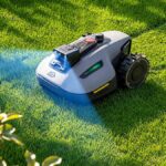 Robot tondeuse sans fil Mammotion Yuka Mini 2 en train de tondre une pelouse de 500m2.
