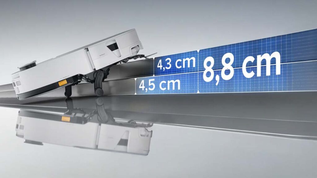 Roborock Saros avec châssis AdaptiLift 3.0 franchissant un seuil