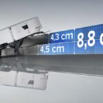 Roborock Saros avec châssis AdaptiLift 3.0 franchissant un seuil