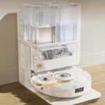Roborock Qrevo S Pro rangé dans sa station multifonction dans un salon