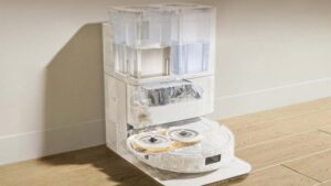 Roborock Qrevo S Pro rangé dans sa station multifonction dans un salon
