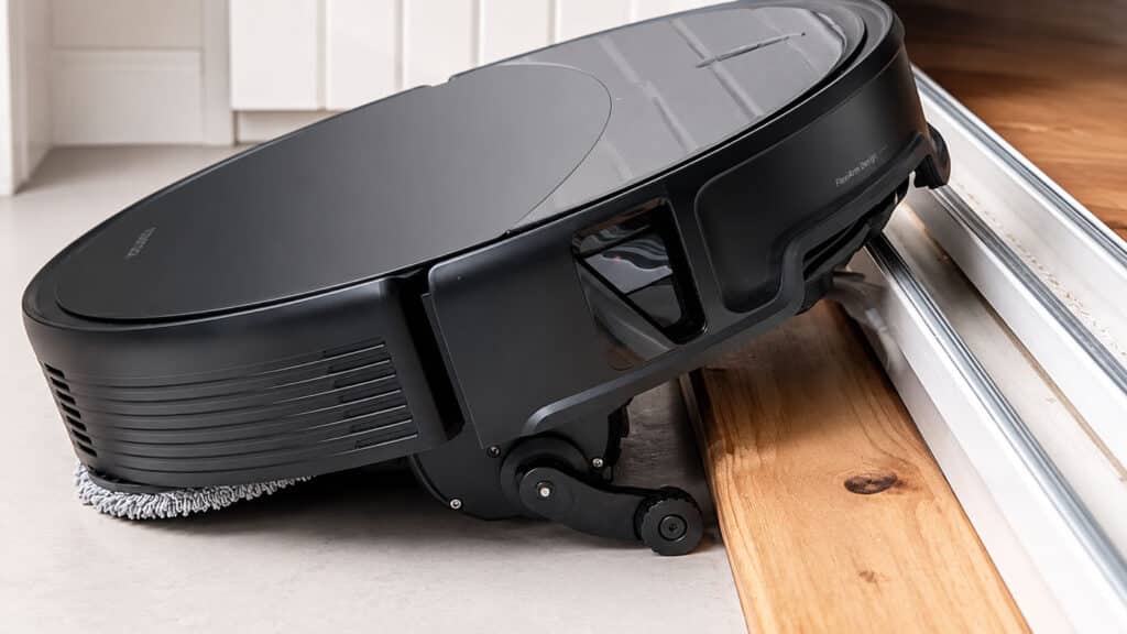 Roborock Saros 20 franchissant un seuil élevé avec son châssis AdaptiLift 3.0