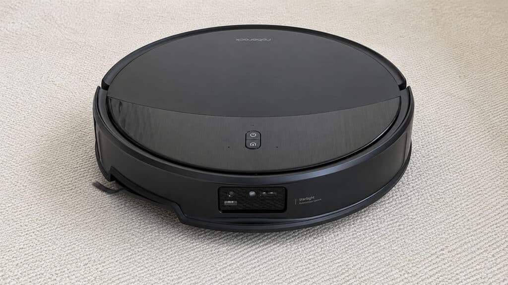 Roborock Saros 20 aspirant un tapis avec sa puissance de 36 000 Pa