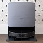 Roborock Saros 20 dans sa station RockDock avant nettoyage