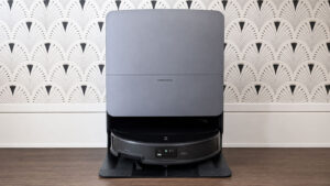 Roborock Saros 20 dans sa station RockDock avant nettoyage