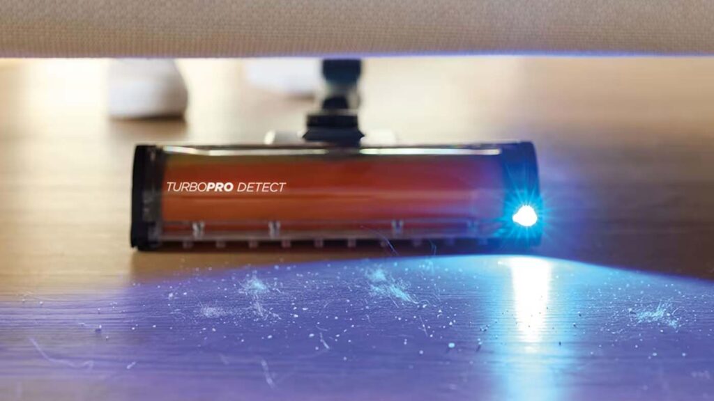 Brosse de l'aspirateur balai Shark PowerDetect avec éclairage LED révélant la poussière sur le sol