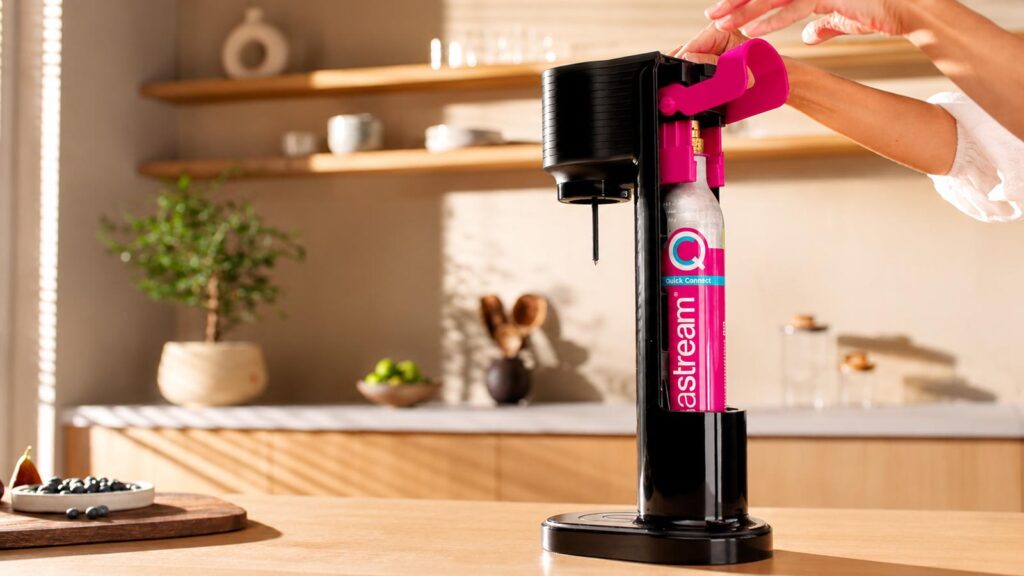 Machine SodaStream compatible Quick Connect sur un plan de travail de cuisine