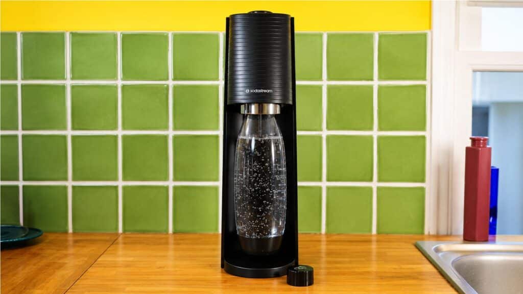 SodaStream Terra testée par Labo Maison sur un plan de travail de cuisine