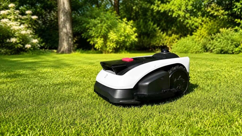Ecovacs Goat O1200 LiDAR Pro dans un jardin