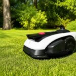Ecovacs Goat O1200 LiDAR Pro dans un jardin
