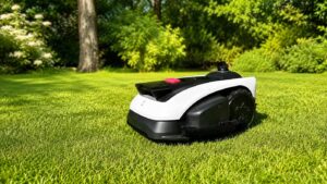 Ecovacs Goat O1200 LiDAR Pro dans un jardin