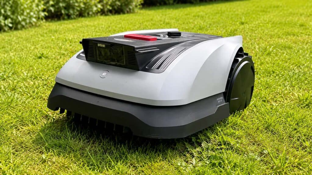 Robot tondeuse Ecovacs Goat O600 RTK en cours de tonte sur une pelouse