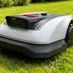 Robot tondeuse Ecovacs Goat O600 RTK en cours de tonte sur une pelouse