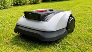 Robot tondeuse Ecovacs Goat O600 RTK en cours de tonte sur une pelouse