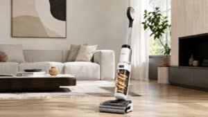 Tineco Floor One Stretch S6 utilisé dans un salon moderne avec parquet