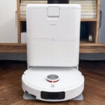 Aspirateur robot Xiaomi Robot Vacuum H50 blanc installé sur sa station de vidage automatique