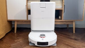 Aspirateur robot Xiaomi Robot Vacuum H50 blanc installé sur sa station de vidage automatique