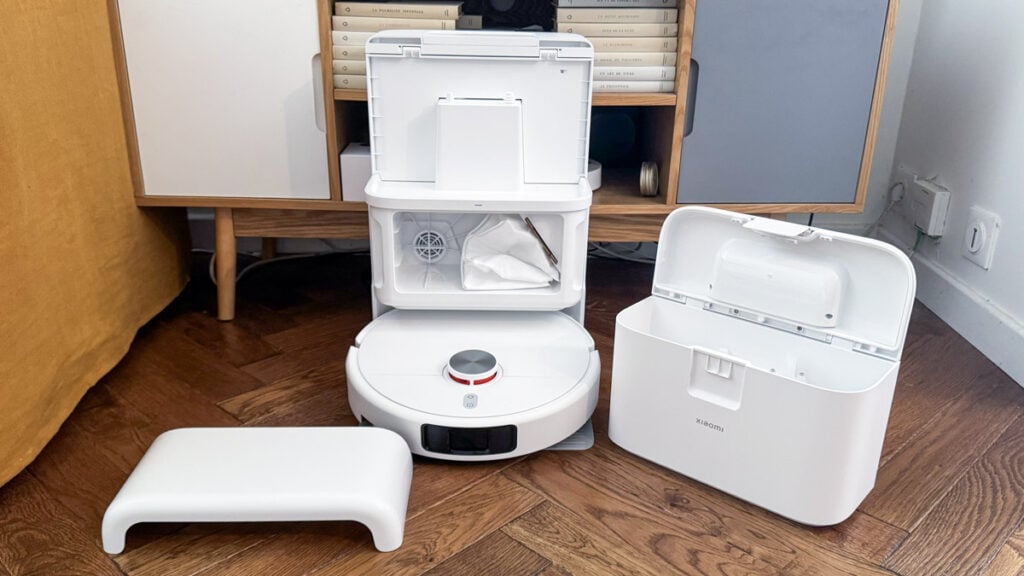 Robot aspirateur Xiaomi H50 avec sa station d'accueil démontée montrant les bacs à eau