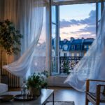 Fenêtre ouverte dans un salon pour faire entrer l’air frais après la canicule.