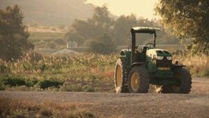 Tracteur agricole dans un champ : l'épandage d'engrais phosphatés est la principale source de contamination des sols français au cadmium.