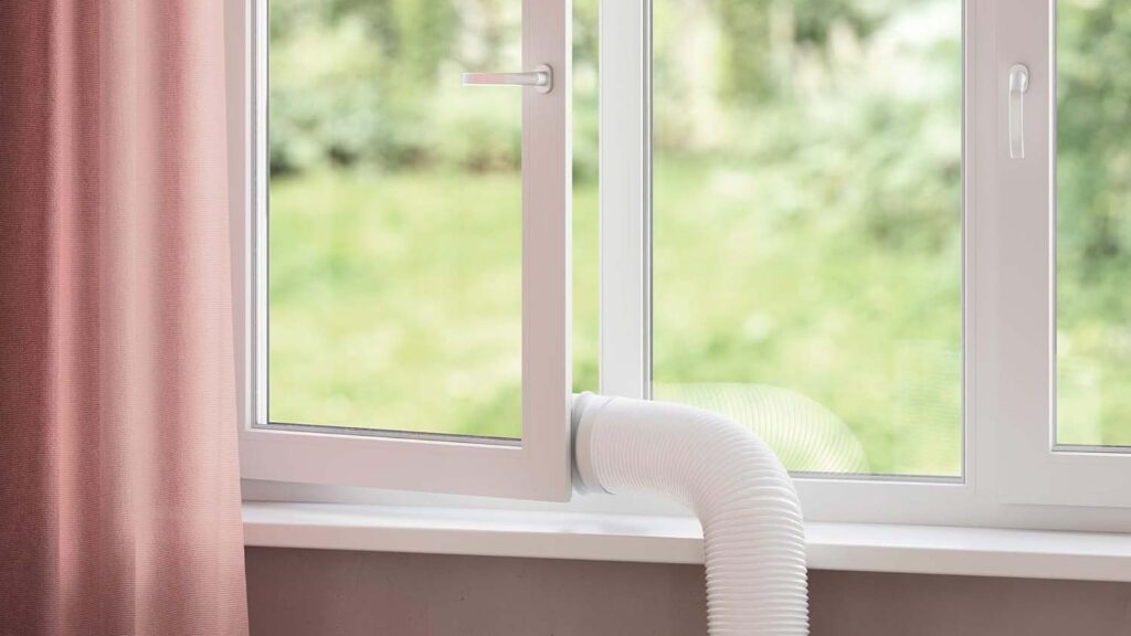Tuyau de climatiseur mobile sortant d'une fenêtre non calfeutrée