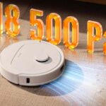 Roborock Qrevo S Pro aspirant la poussière sur un sol dur