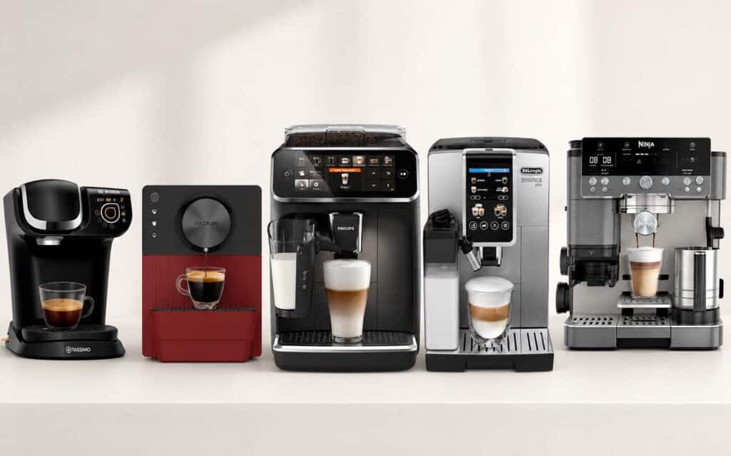 Cinq machines à café en promotion alignées sur un comptoir.