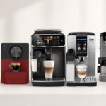 Cinq machines à café en promotion alignées sur un comptoir.