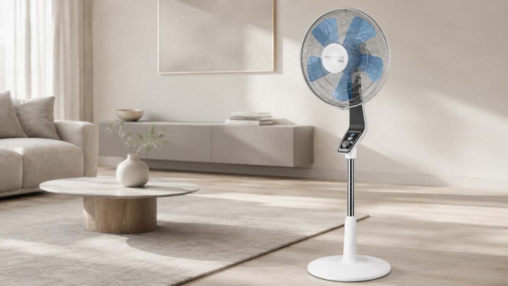 Ventilateur sur pied Rowenta Turbo Silence dans un salon épuré